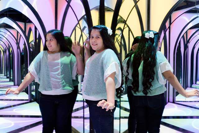 Amazing Mirror Maze Escape